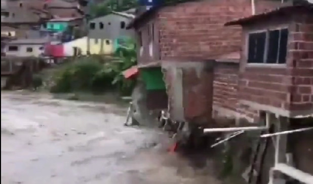 VELIKE POPLAVE U BRAZILU Poginulo najmanje 35 ljudi (VIDEO)