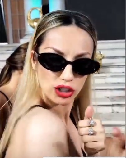 SADO-MAZO RADA! Pjevačica na meti ruganja! SVI JOJ SE SMIJU NA MREŽAMA! (FOTO)