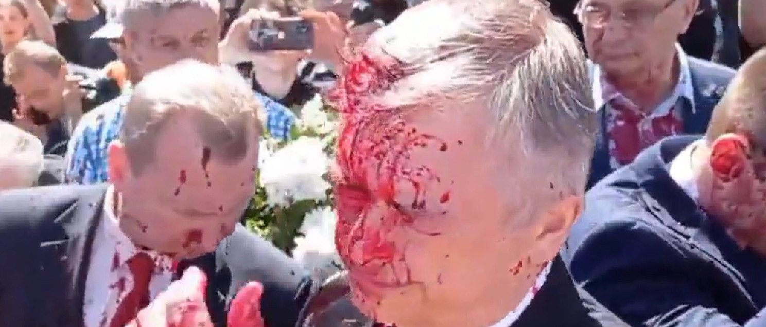 NAPADNUT RUSKI AMBASADOR Ludilo i histerija u Poljskoj, oskrnavljeno i groblje sovjetskih vojnika (VIDEO)
