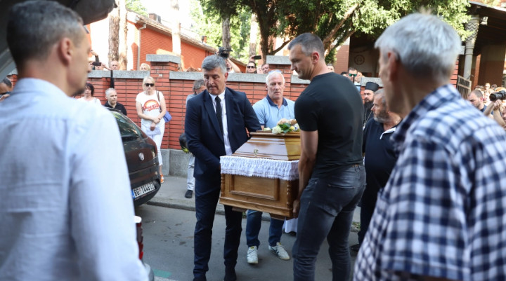 U KRUGU PORODICE Počela sahrana Mateja Periša