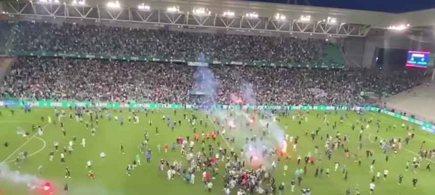 HAOS NA STADIONU SENT ETJENA Bijesni navijači uletjeli na teren da linčuju svoje igrače! (VIDEO)