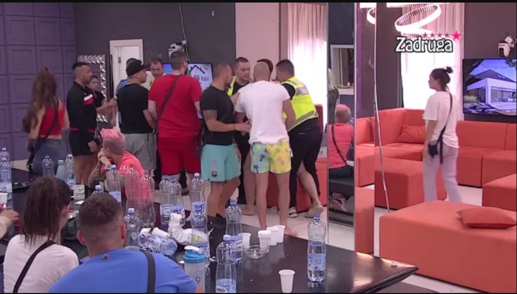 KARAMBOL! MENSUR NASRNUO NA MARKA! VANREDNO STANJE U BIJELOJ KUĆI!