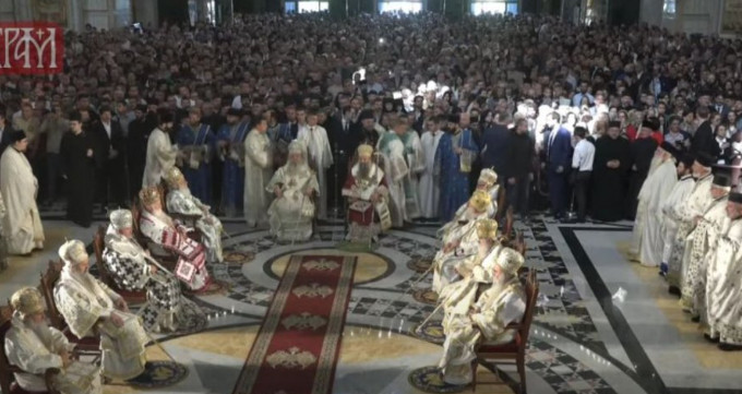 POČELA LITURGIJA POMIRENJA Veliki broj vjernika na Vračaru: Posle 55 godina zajedno SPC i MPC