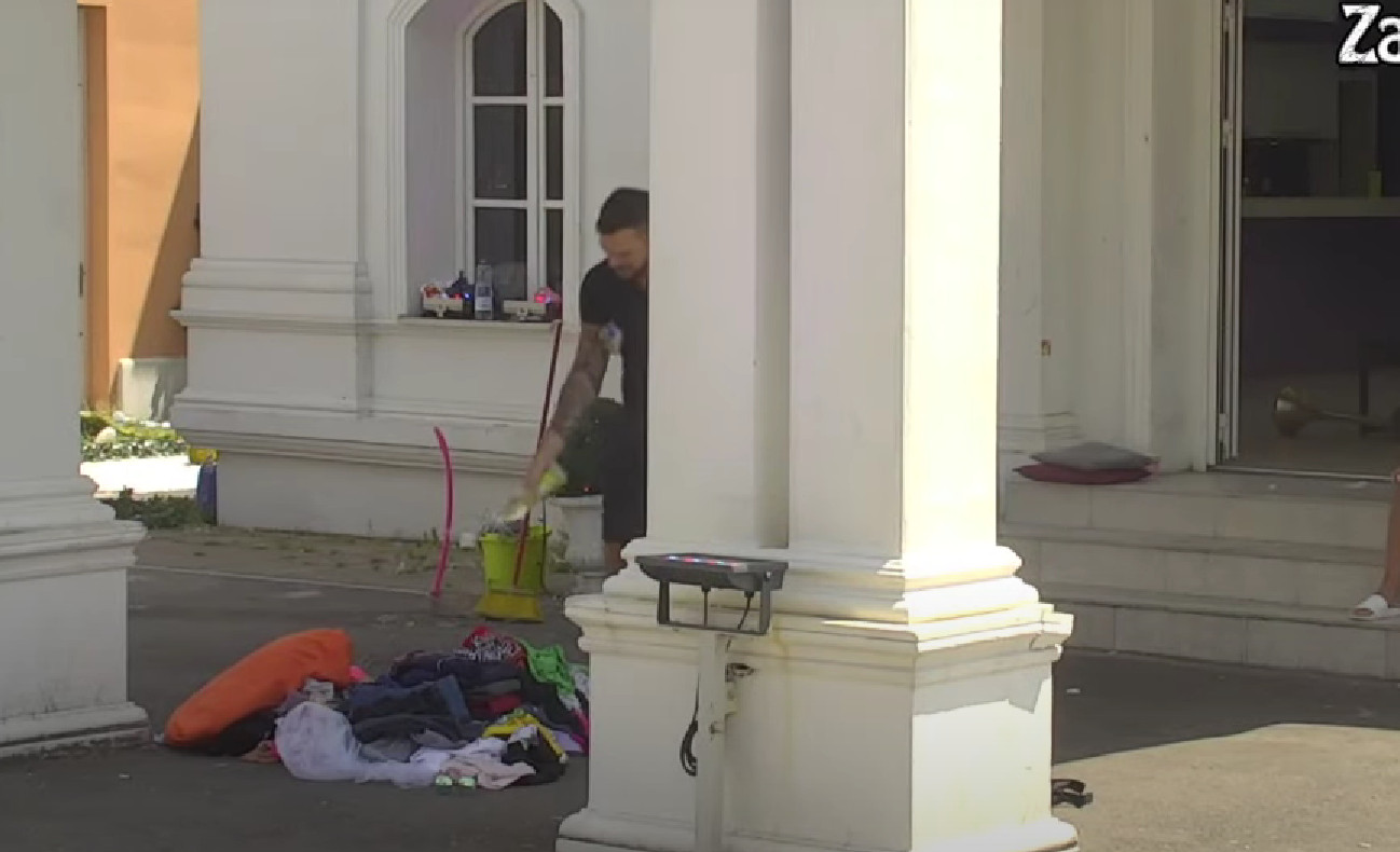 SUROVA OSVETA! Miljanine stvari bačene ispred kapije! SVE JOJ UNIŠTENO, PLIVA U ULJU! (VIDEO)
