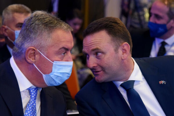 RADUNOVIĆ: Kad smo već kolonija poštenije bi bilo da smo dobili baštovana na mjesto direktora! Više bi ga poštovali!