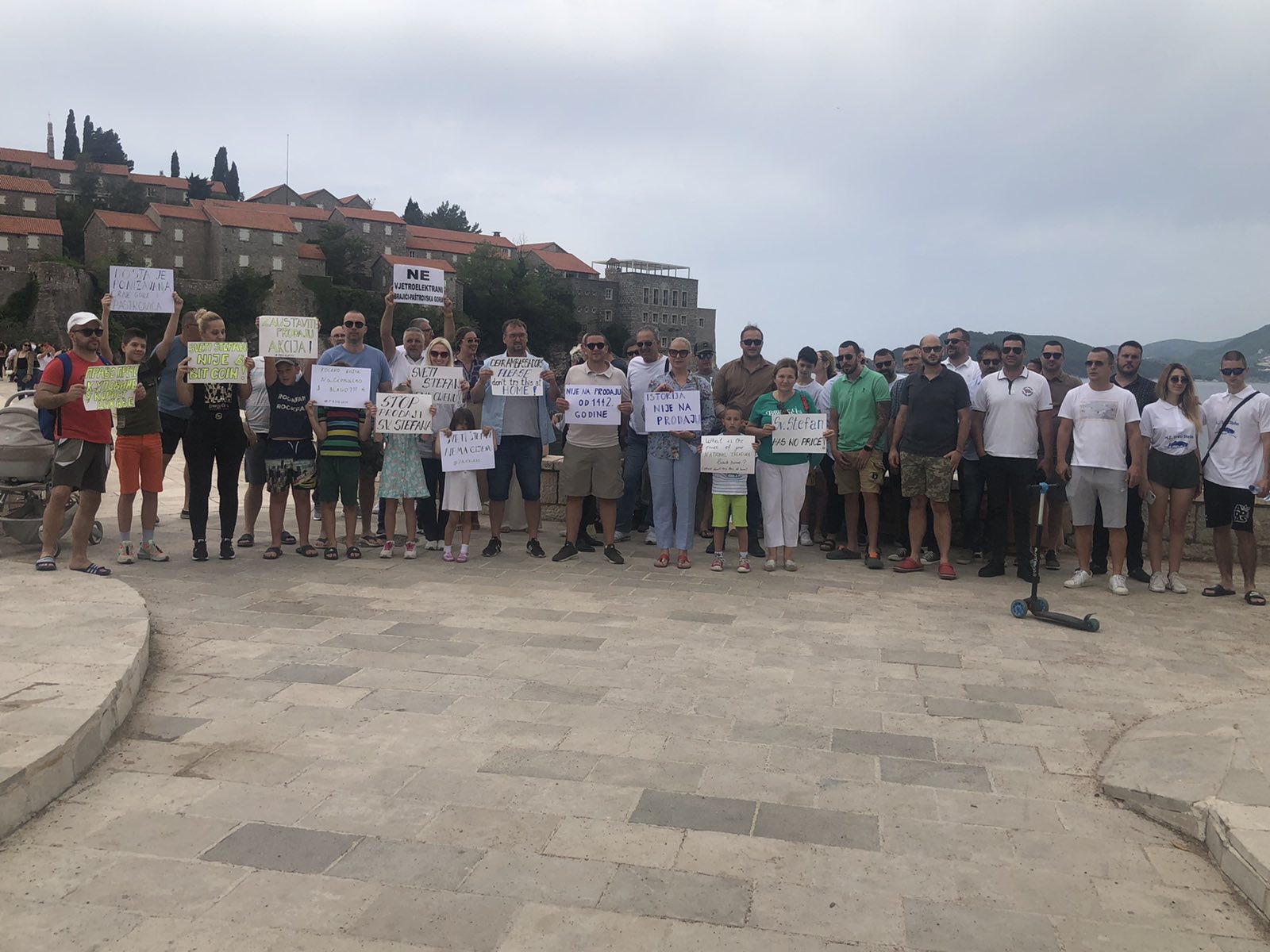 POČEO PROTEST ISPRED SVETOG STEFANA! Građani poručuju: Zaustavite dalju prodaju akcija! (FOTO/VIDEO)