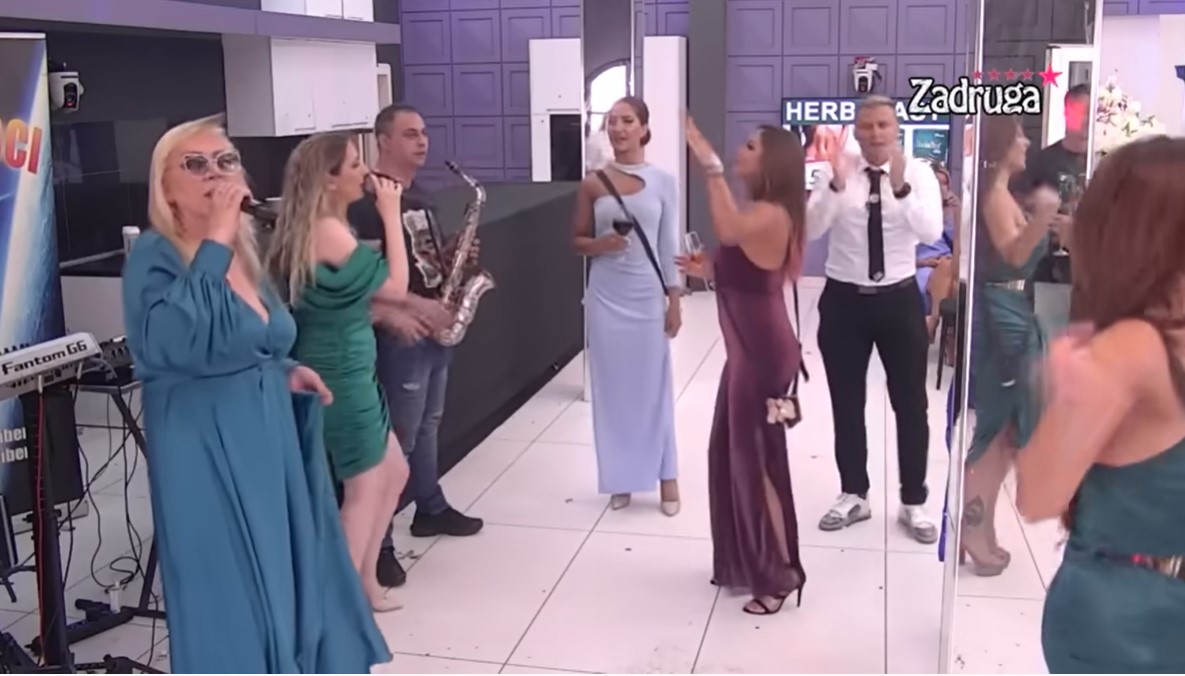 AKO VAM SE PRI*EBALO, IDITE U WC! Zorica Marković OGORČENA ZBOG VRELE AKCIJE! (VIDEO 18+)