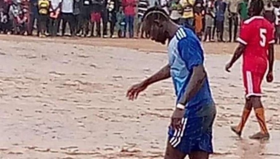 SADIO MANE ODUŠEVIO SVE: Ima milione, a u blatu igra fudbal, povod je nevjerovatan (VIDEO)