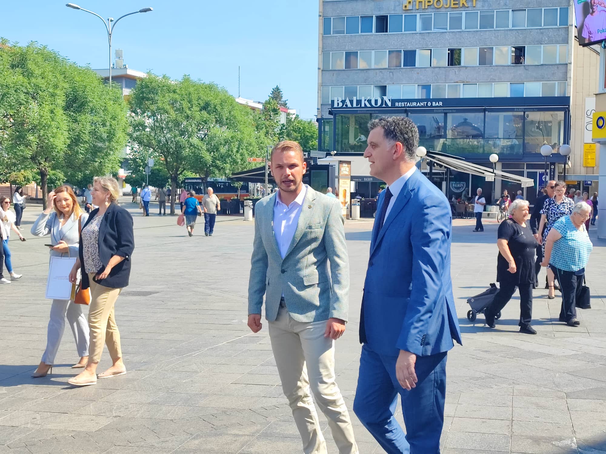 DRAŠKO STANIVUKOVIĆ PROŠETAO GRADOM Građani ga počastili slatkišima, a onda mu uručili poklone! (FOTO)