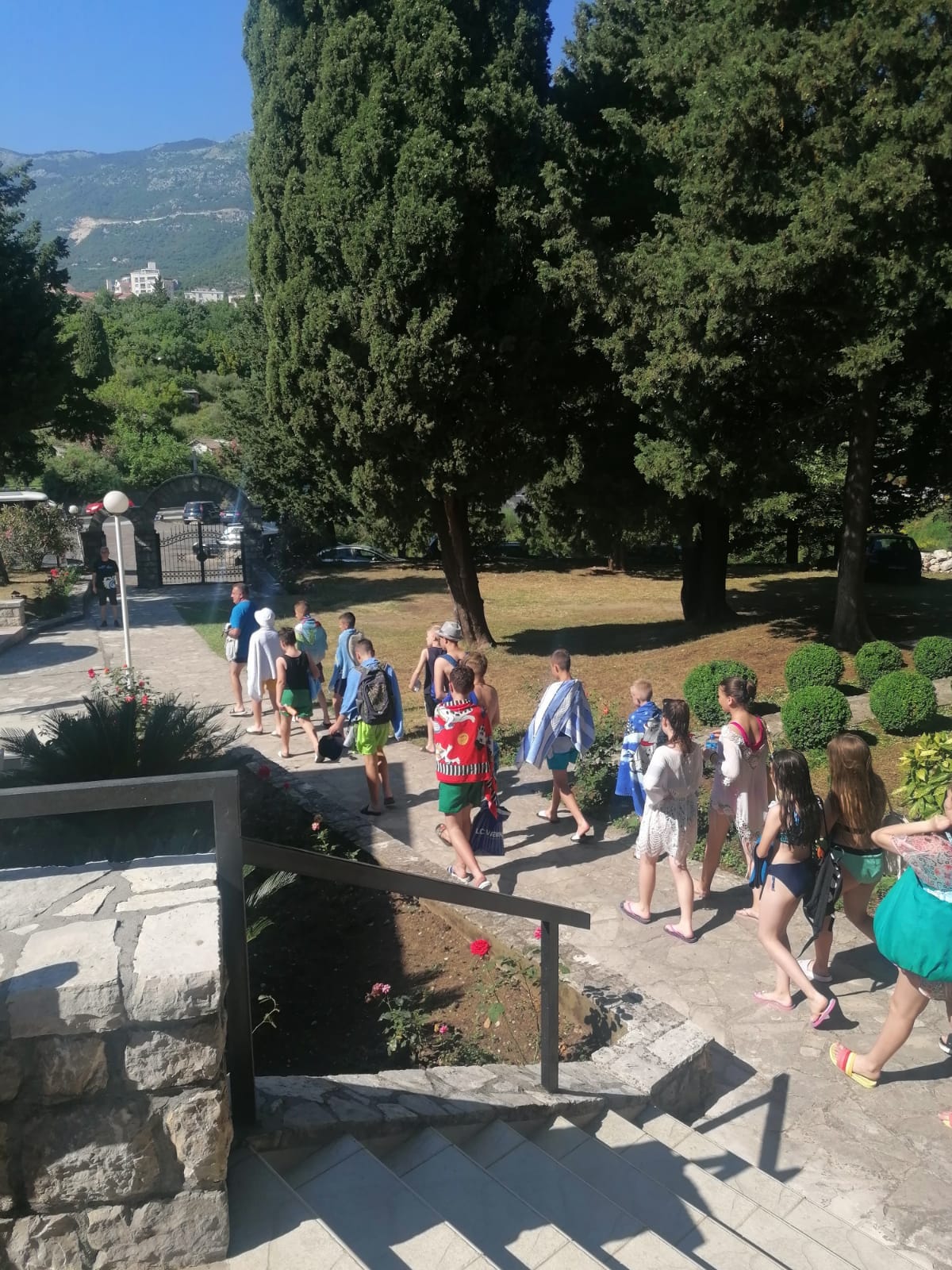 Djeca sa Kosmeta stigla u Sutomore i Bečiće