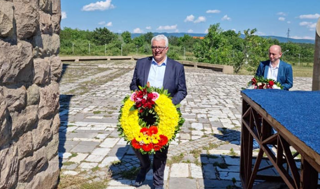''KOSOVSKA BITKA SIMBOL RODOLJUBLJA'' Mandić i Knežević položili vijence na Gazimestanu
