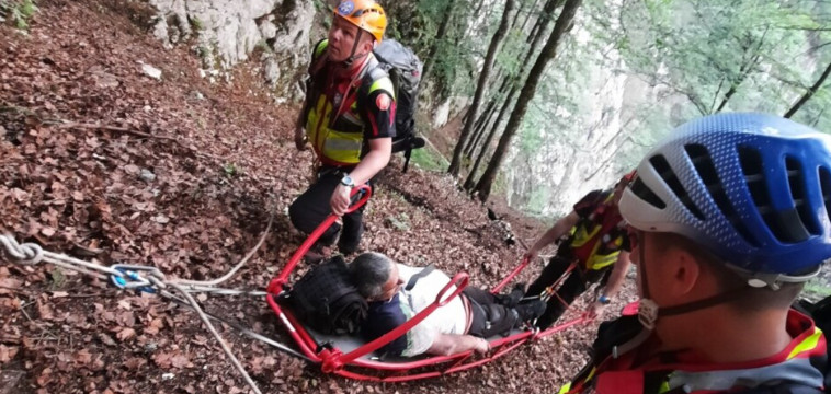 HELIKOPTEROM DO KLINIČKOG Vojnik pao sa litice, transportovan preko nepristupačnog terena