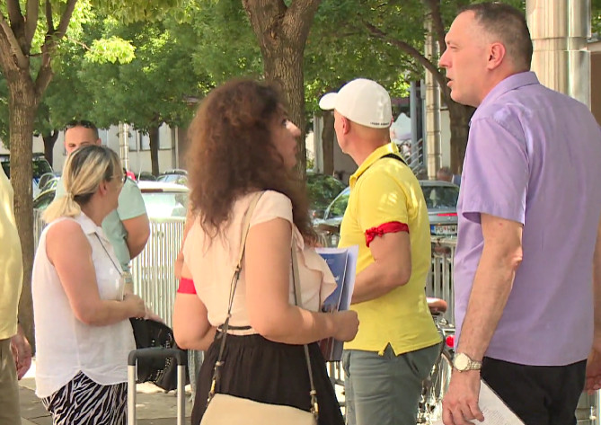 PROSVJETNI RADNICI IZ BUDVE NEZADOVOLJNI Prosvjetari protestovali zbog povećanja cijene kvadrata stana