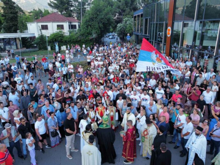 NA HILJADE VJERNIKA Slava crkve Svete Trojice u Starom gradu i litija u Budvi