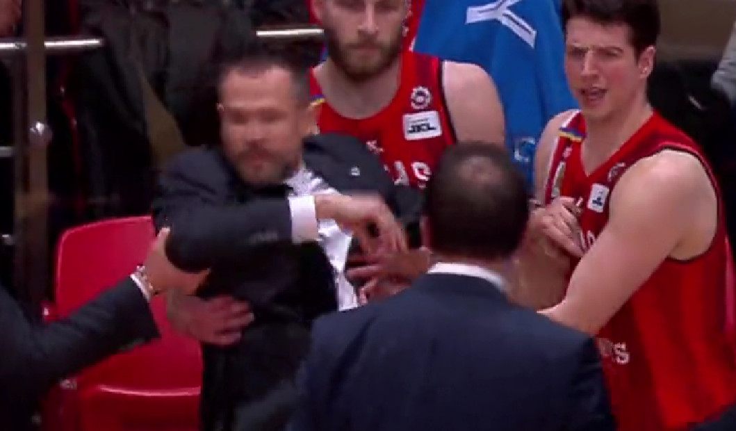 NEMILE SCENE U LITVANIJI Čanak fizički nasrnuo na trenera Ritasa, pa htio da se obračuna sa vlasnikom kluba (VIDEO)