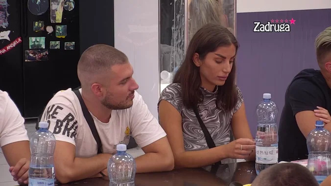 HAOS I NAKON RASKIDA! Mima POLILA Gruju pićem jer se LJUBIO s drugim devojkama!
