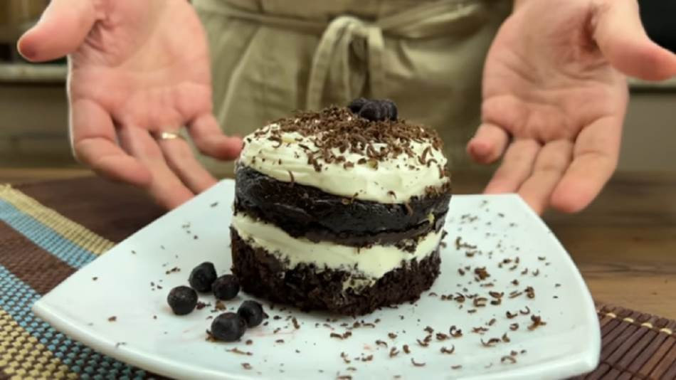 SOČAN ČOKOLADNI KOLAČ SA KREM SIROM BEZ ŠEĆERA: Recept koji je zapalio internet