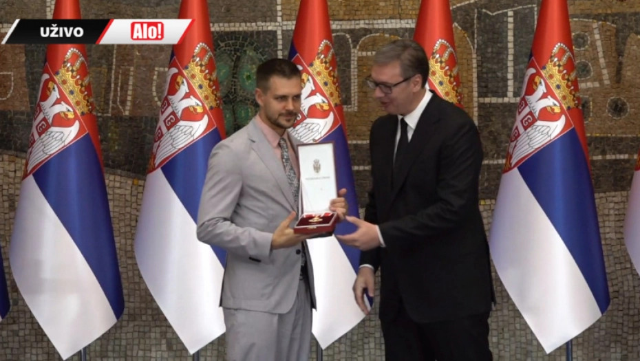 VUČIĆ ODLIKOVAO MILOŠA BIKOVIĆA Poznatom srpskom glumcu uručen orden Karađorđeve zvijezde (FOTO)