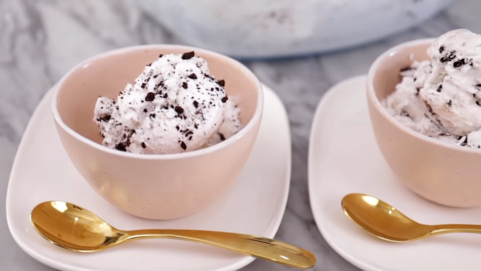 DOMAĆI OREO SLADOLED: Potreban vam je mikser i manje od 10 minuta vašeg vremena - predivan ledeni slatkiš (VIDEO)