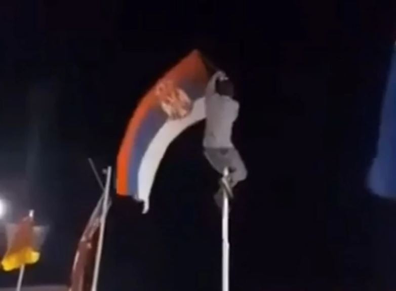 ZATVOR ZBOG SKIDANJA SRPSKE ZASTAVE: Dvojac iz Požege u policiji, prijeti im robija od tri godine (VIDEO)