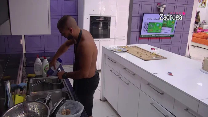 DEMOLIRAO ČESTITKE! Dejan našao način da dokaže Aleks da podrška NEĆE UTICATI na njihovu vezu! (VIDEO)