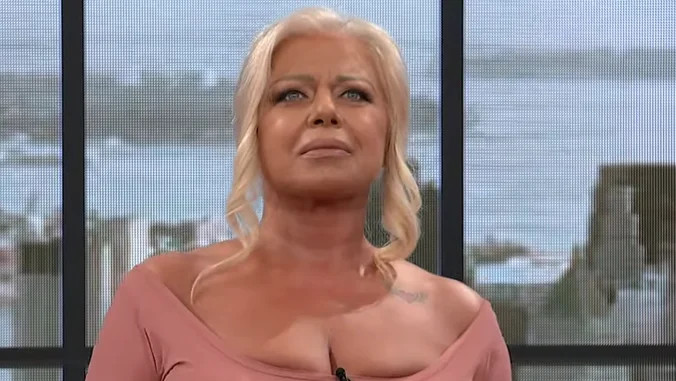 ZORANA PAVIĆ ZAMALO OSTALA BEZ NOGE! Isplivao snimak na društvenim mrežama, pjevačica počela da ZAPOMAŽE! (FOTO)