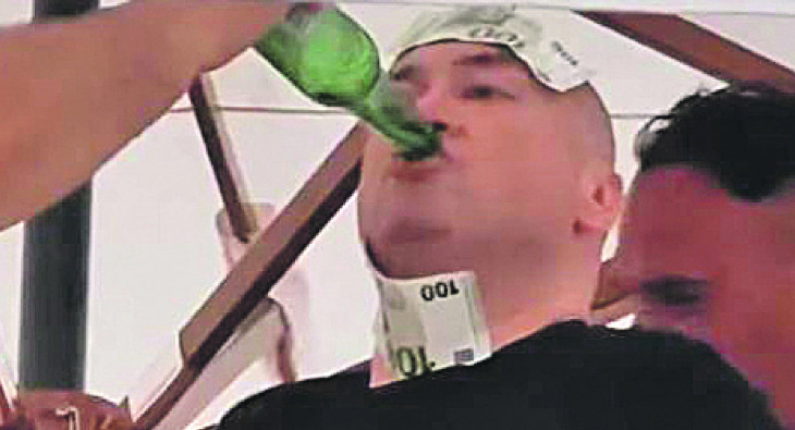 ĐANI BI ZA LOVU I GO PJEVAO! Nakon što je pjevač otimao bakšiš gostima, oglasio se njegov prijatelj