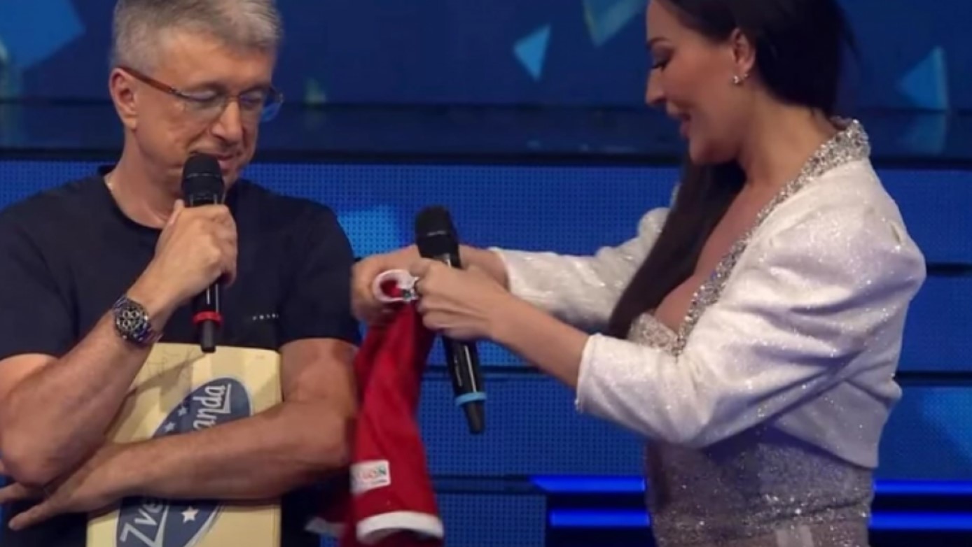 OSTAVILA GA BEZ TEKSTA! Ceca poklonila POPOVIĆU OVO!