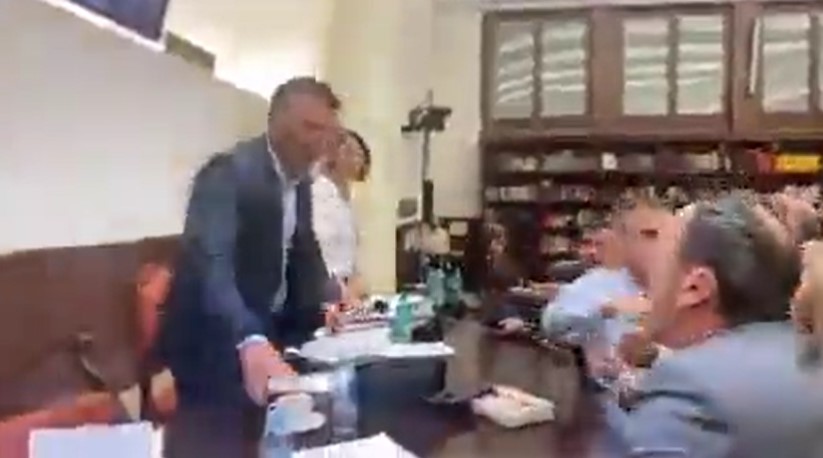 Incident u parlamentu Sjeverne Makedonije: Ademi gađao poslanike flašama i šoljama za kafu