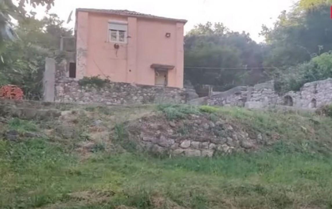 OVO JE MENSUROVA KUĆA U BARU! U ovoj trošnoj građevini rastao je sam s bratom! (FOTO)