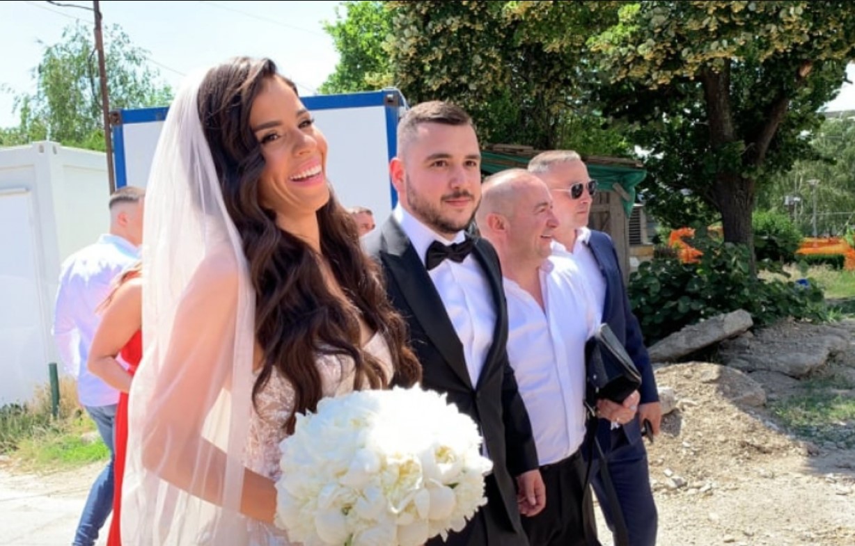 LUKSUZNI AUTOMOBILI, TRUBAČI I ELEGANTNE TOALETE Trajkovići pristigli ispred Hrama Svetog Save (FOTO)
