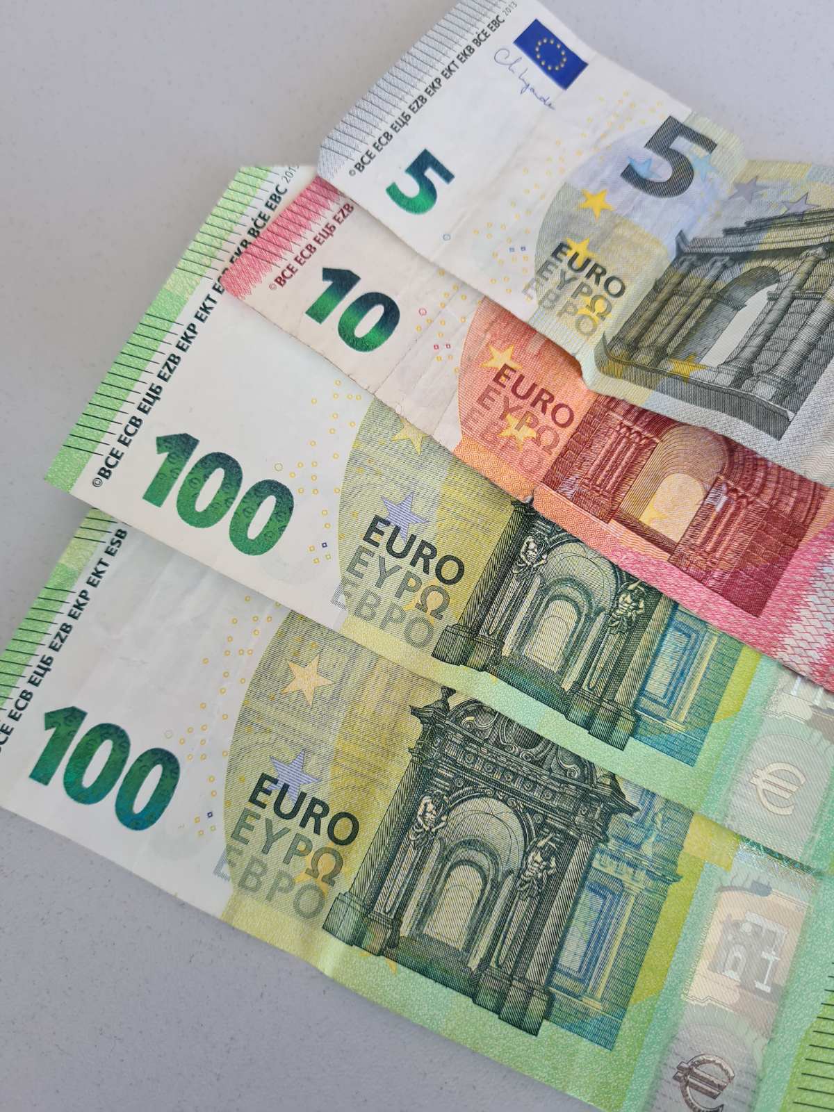 PRVI PUT U 20 GODINA Izjednačili se dolar i euro