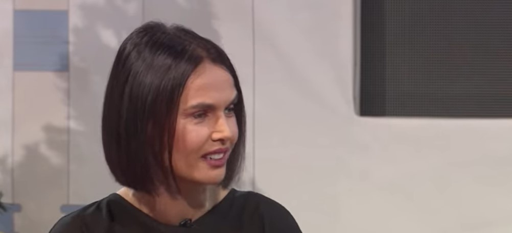 RAVAN STOMAK I PIRSING! Voditeljka Nataša Pavlović skinula se u kupaći