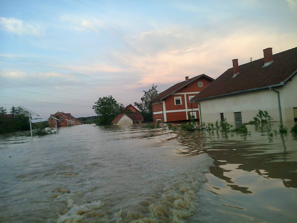 KATASTROFA U ČAČKU Strašna bujica nosila sve pred sobom, meštani jedva spasili živu glavu!