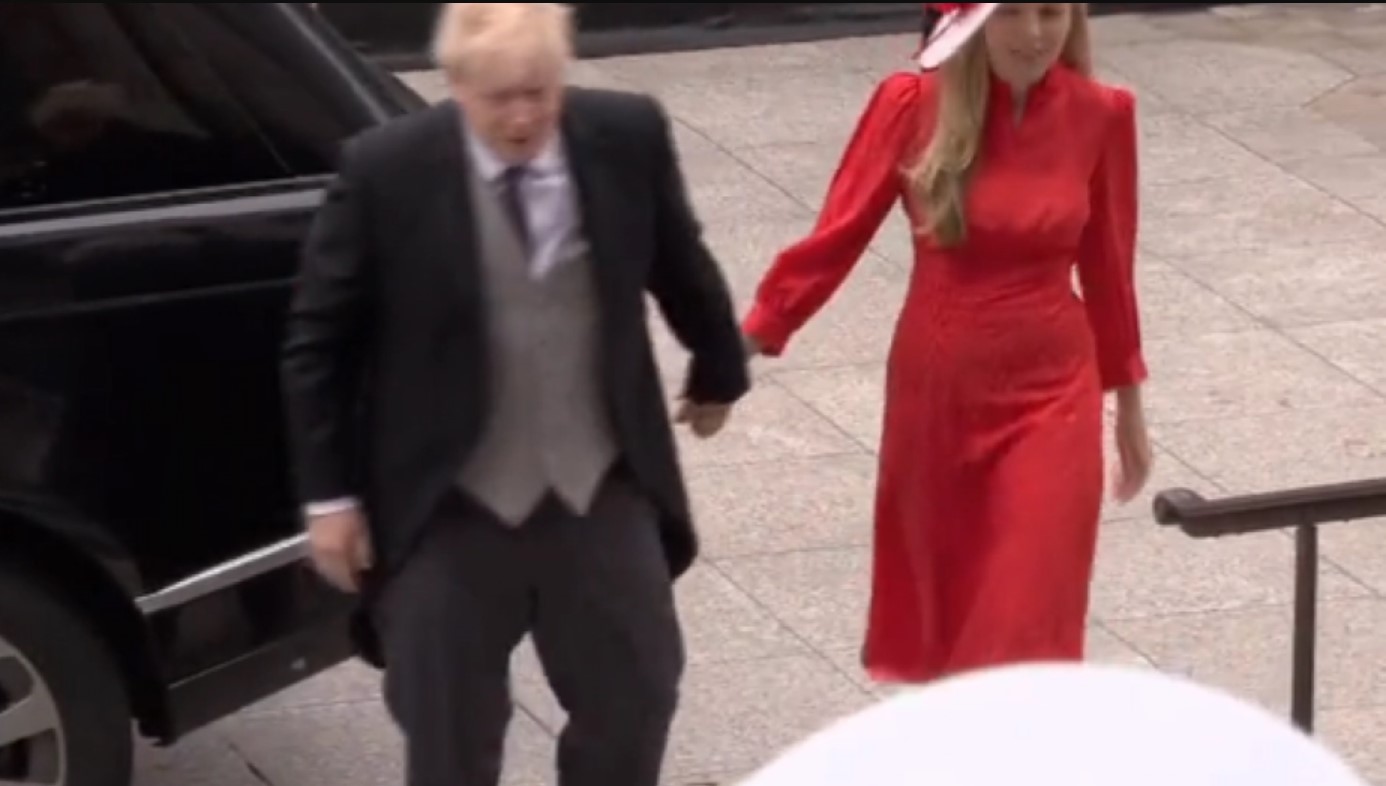BORIS DŽONSON IZVIŽDAN I ISMEJAN Britanija obeležava drugi dan platinastog jubileja kraljice