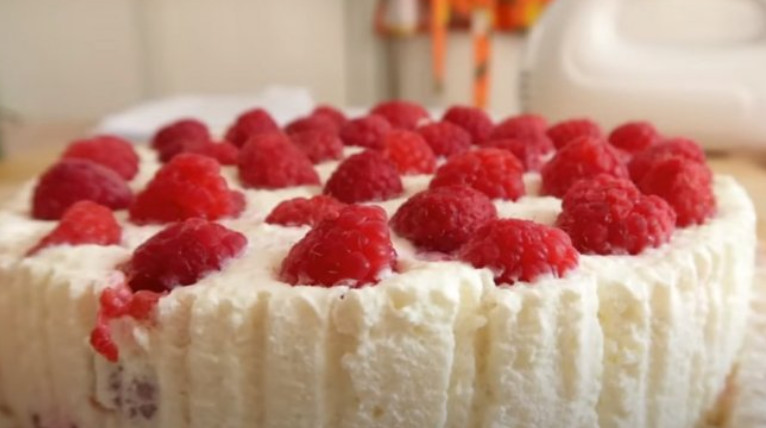 JOGURT TORTA GOTOVA ZA SAMO 5 MINUTA! Osvježavajuća poslastica koja se NE PEČE (VIDEO)