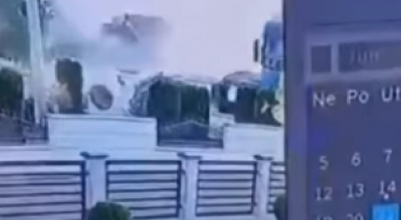 (UZNEMIRUJUĆI VIDEO) SNIMAK TRAGEDIJE KOD LOZNICE Kamere zabilježile trenutak direktnog sudara automobila i kamiona