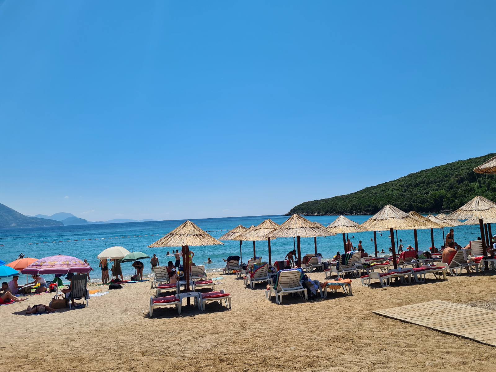 POSKUPLJELI I HRANA I PIĆE Ležaljke u Herceg Novom od 6 do 100 eura!