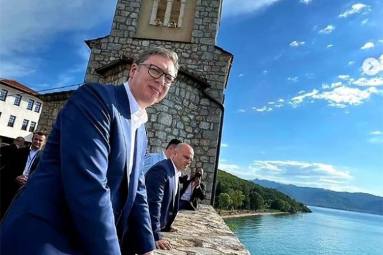 VUČIĆ U POSJETI SVETINJI Predsjednik Srbije posjetio manastir Svetog Nauma