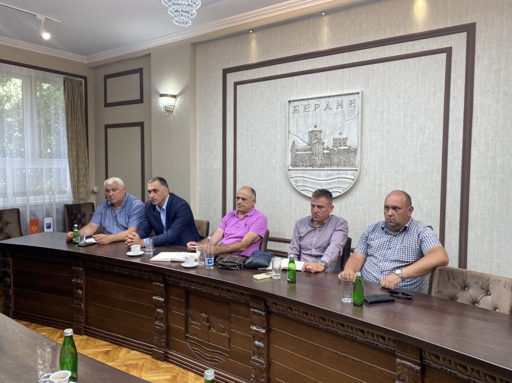 FORMALNO ZATVOREN PROJEKAT IZGRADNJE KANALIZACIONE MREŽE I POSTROJENJA ZA PREČIŠČAVANJE OTPADNIH VODA Predsjednik Opštine Vuko Todorović održao radni sastanak
