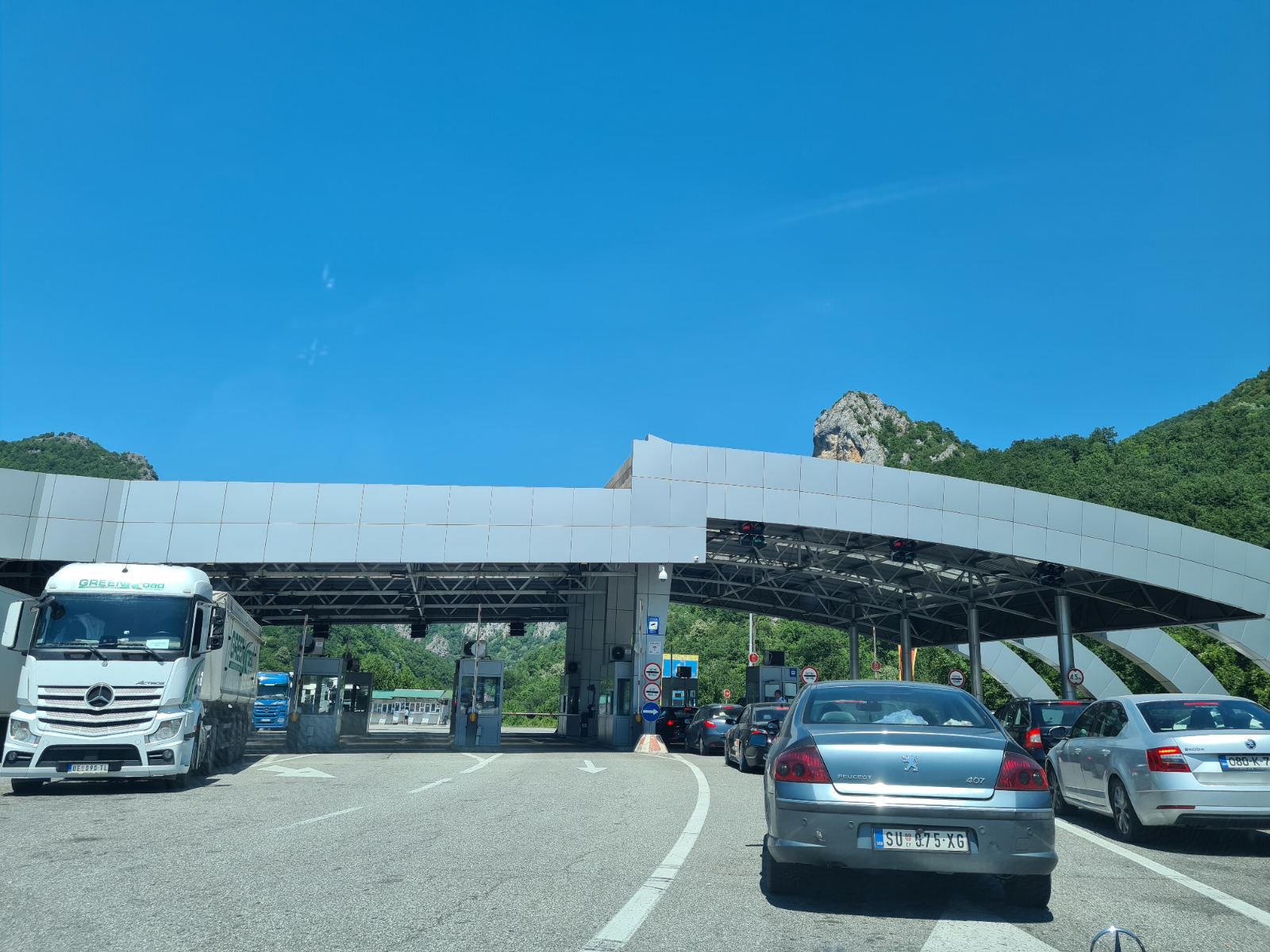 KOLAPS NA GRANICAMA PRED VIKEND Na ovom prelazu se čeka satima!