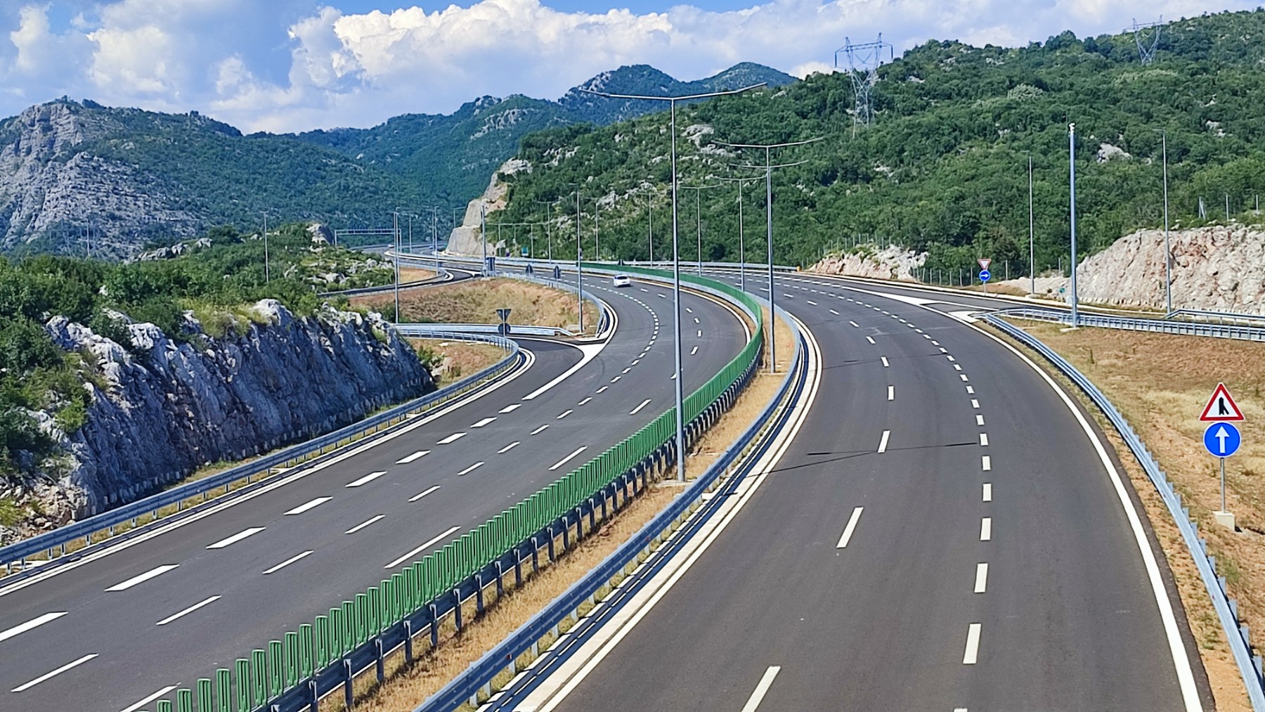 AUTOMOBIL SE ZAKUCAO U ŠLEPER Delovi kola rasuti po auto-putu Miloš Veliki