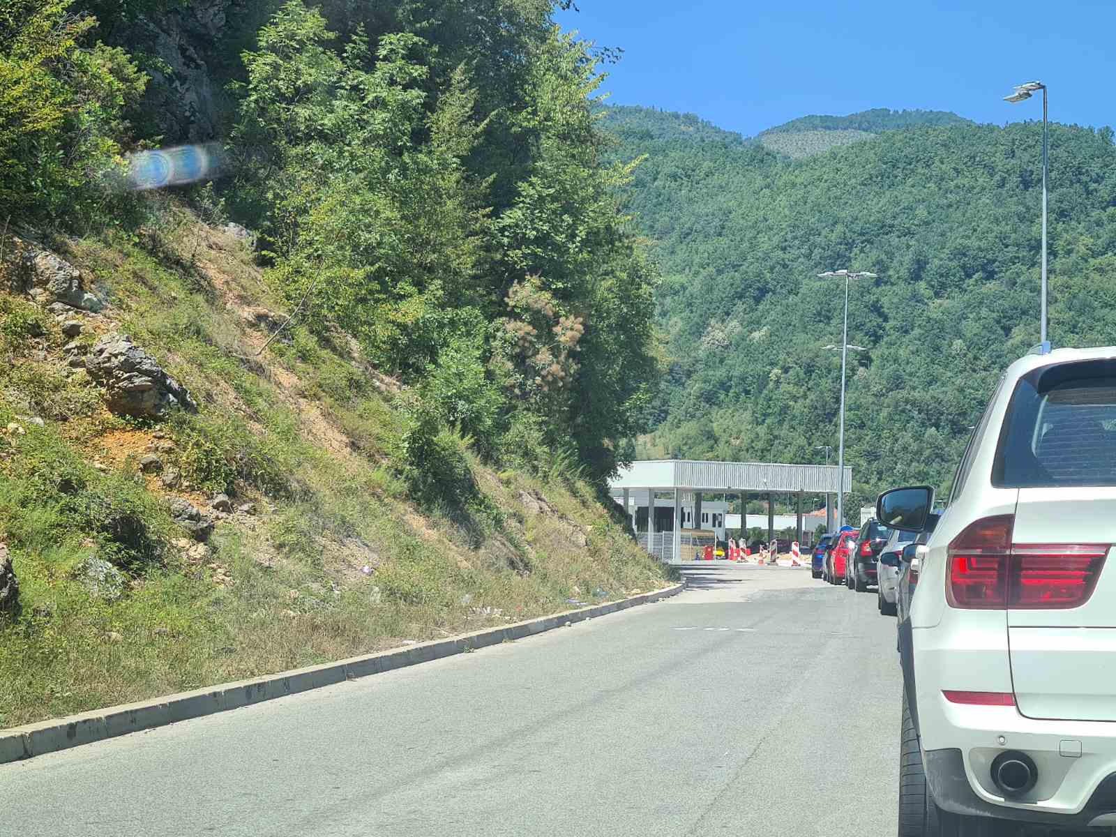 KOLONE NA ULAZU U CRNU GORU Dobrakovo: U julu prošlo 280 hiljada putnika