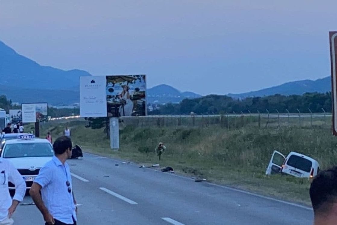 SUDAR NA PUTU TIVAT - BUDVA: Motociklista povrijeđen, automobil sletio sa kolovoza