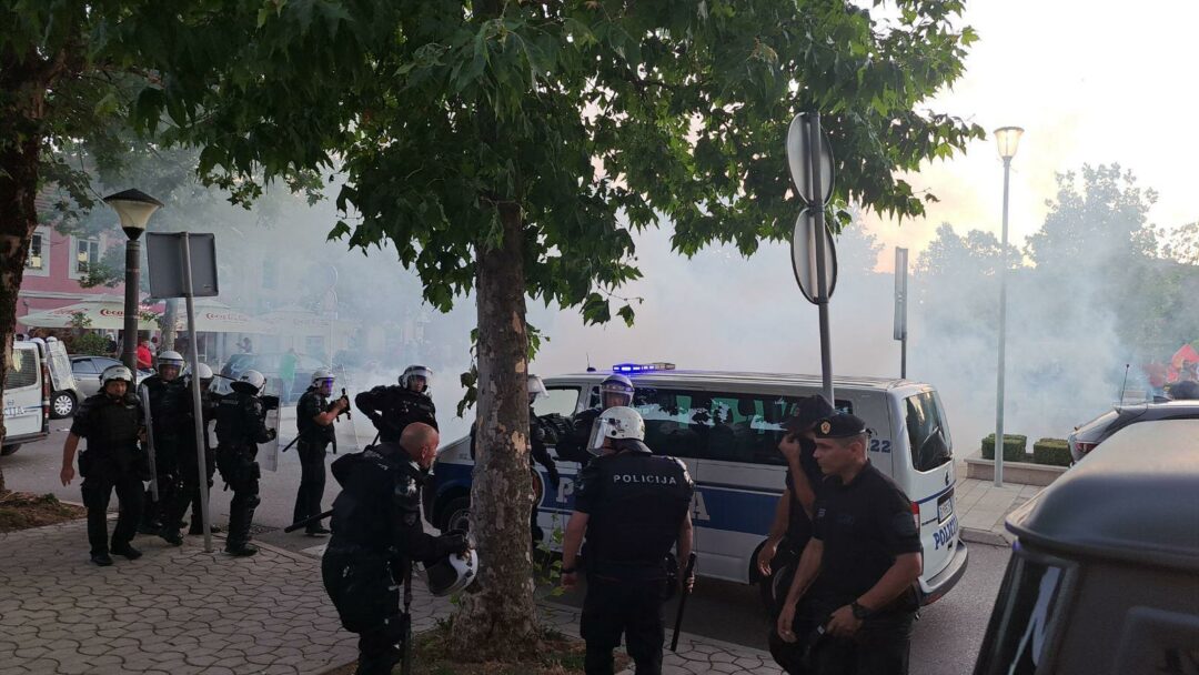 (FOTO i VIDEO) INCIDENT U NIKŠIĆU: Sukob policije i „komita“