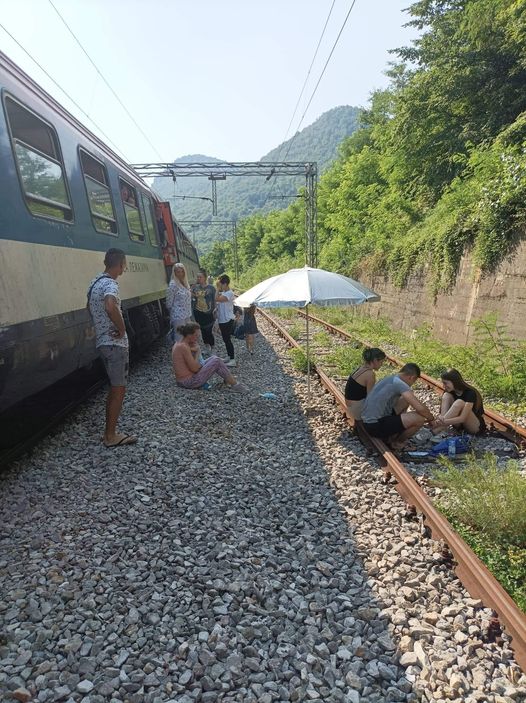MEĐUNARODNI VOZ U KVARU Neizvjestan dalji prevoz oko 600 putnika