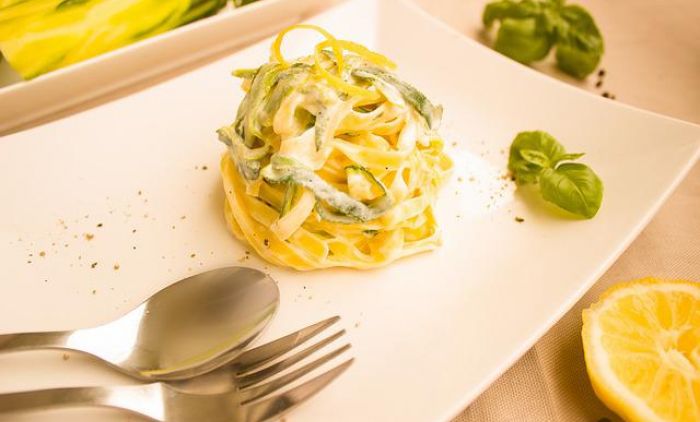 LAGANI RUČAK: Pasta sa limunom i šparglama u bijelom sosu