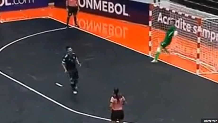 BOLNO ISKUSTVO GOLMANA Šutirao penal, pa nokautirao protivnika (VIDEO)