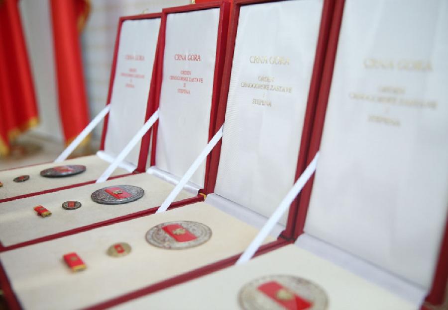 PREDSJEDNIK URUČUJE  Odlikovanja Bulajiću, Brčvaku, Branki Šćepanović, posthumno Krivokapiću