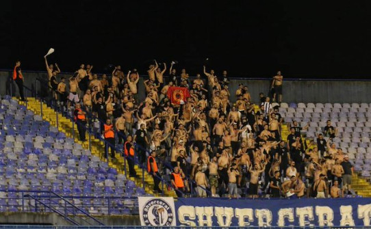 SRAMNO! Navijači Dinama i Škupija zajedno skandirali ubij Srbina